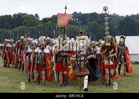 Pieno secolo romano sul marzo con fanti. horn-soffiante, alfiere, centuruion (sergente maggiore) e attrezzature Foto Stock