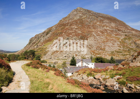 Il sentiero da Cwm Idwal con Ogwen Cottage al di sotto della penna Ole Yr Wen montagna. Ogwen Valley, Snowdonia, il Galles del Nord, Regno Unito, Gran Bretagna. Foto Stock