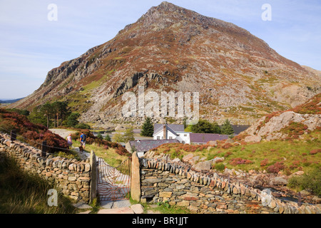 Percorso da Cwm Idwal con Ogwen Cottage passatempi all'aperto Centro e Penna Yr Ole Wen. Ogwen, Snowdonia, Galles del Nord, Regno Unito. Foto Stock