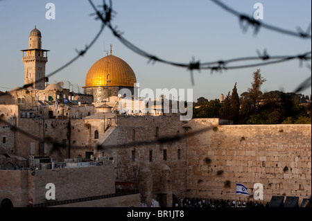 Due di Islam ed Ebraismo il santissimo siti, Gerusalemme la Cupola della Roccia e il Muro Occidentale, visto attraverso il filo spinato. Foto Stock