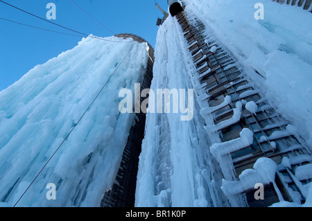 Arrampicata su ghiaccio su sili di fattoria in Iowa Foto Stock