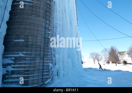 Arrampicata su ghiaccio su sili di fattoria in Iowa Foto Stock