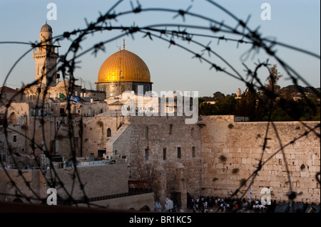 Due di Islam ed Ebraismo il santissimo siti, Gerusalemme la Cupola della Roccia e il Muro Occidentale, visto attraverso il filo spinato. Foto Stock