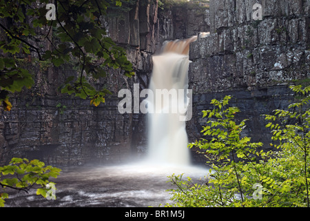 Il Fiume Tees che scorre sulla forza di alta cascata Teesdale superiore County Durham Regno Unito Foto Stock