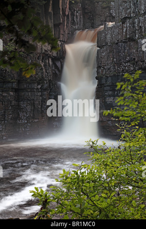 Il Fiume Tees che scorre sulla forza di alta cascata Teesdale superiore County Durham Regno Unito Foto Stock