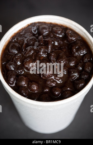 Tazza di caldo piselli nero venduta al mercato di Accrington Regno Unito Foto Stock