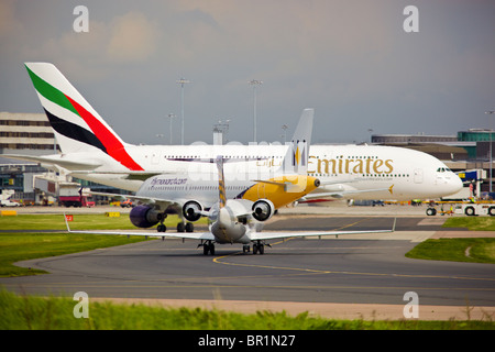 Emirates Airline Airbus A380 arriva all'aeroporto di Manchester. Foto Stock