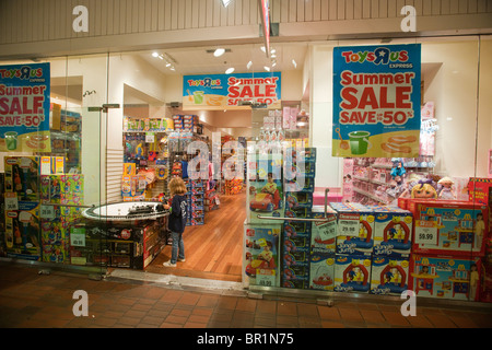 Toys R Us Express store in South Street Seaport in New York Foto Stock