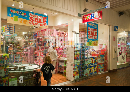 Toys R Us Express store in South Street Seaport in New York Foto Stock