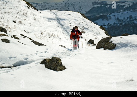 Hill walkers sul timone roccioso in inverno, Easedale, vicino a Grasmere, Lake District, Cumbria, England, Regno Unito Foto Stock