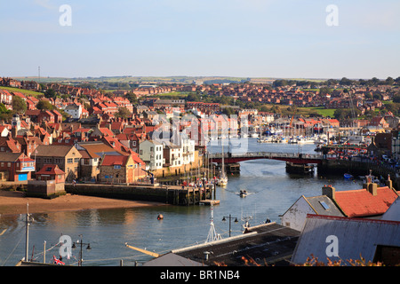 Porto inferiore, ferro ponte girevole e al di là del porto superiore, Whitby, North Yorkshire, Inghilterra, Regno Unito. Foto Stock