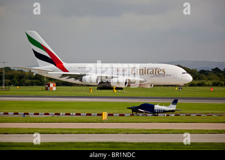 Emirates Airline Airbus A380 arriva all'aeroporto di Manchester. Foto Stock