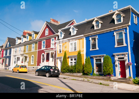 Colorato jelly bean case a schiera, Gower Street, San Giovanni, Terranova, Canada Foto Stock