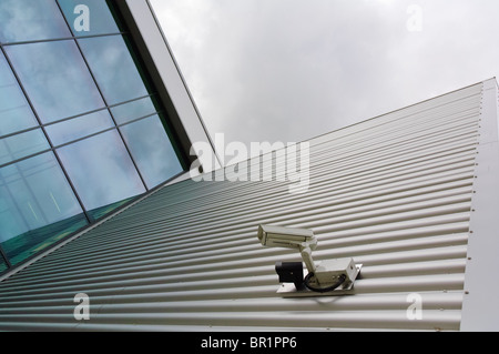 CCTV sul lato di un edificio di moderna costruzione Foto Stock