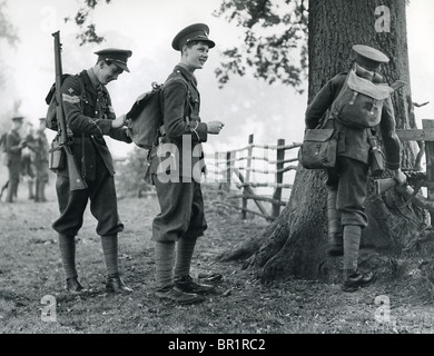 HARROW JUNIOR formazione pubblica CORPS scolari ricevere formazione militare a Harrow in 1939 Foto Stock