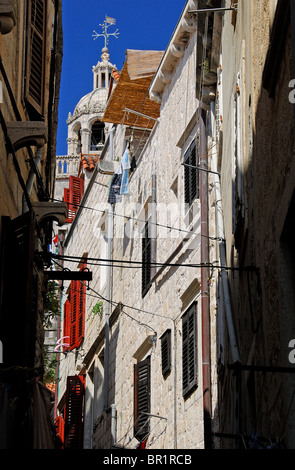 KORCULA Croazia. Una strada nella città di Korcula sull isola di Korcula, con il campanile della cattedrale di San Marco in cima. Foto Stock