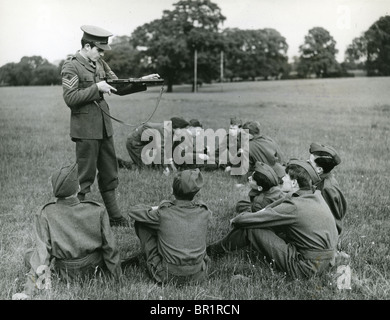 HARROW JUNIOR formazione pubblica CORPS scolari ricevere formazione militare a Harrow in 1939 Foto Stock