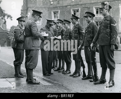 HARROW JUNIOR formazione pubblica CORPS scolari ricevere formazione militare a Harrow in 1939 Foto Stock