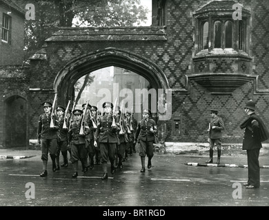 HARROW JUNIOR formazione pubblica CORPS scolari ricevere formazione militare a Harrow in 1939 Foto Stock