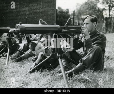 HARROW JUNIOR formazione pubblica CORPS scolari ricevere formazione militare a Harrow in 1939 Foto Stock