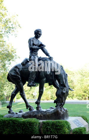 La scultura in bronzo di giovani Abraham Lincoln lettura mentre di equitazione in Lincol's New Salem sito storico dello stato Foto Stock