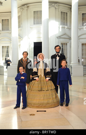 Abraham Lincoln e la famiglia di figure di cera con la replica della Casa Bianca in background all'Abraham Lincoln Museum di Springfield Foto Stock