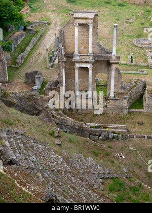 Il Teatro Romano, l'antico teatro romano di Volterra, Toscana, Italia, costruito sotto il regno di Augusto Imperatore. Foto Stock