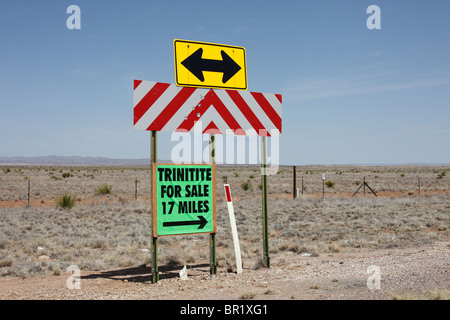 Accedi NM rurale vicino a Trinità sito che indica "Trinitite in vendita" - un materiale vetroso formata dalla prima bomba atomica è stato testato. Foto Stock