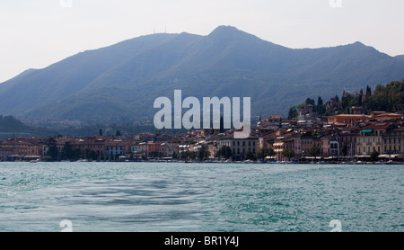 Comune di Salo sul Lago di Garda che mostra porto e le barche ormeggiate Foto Stock