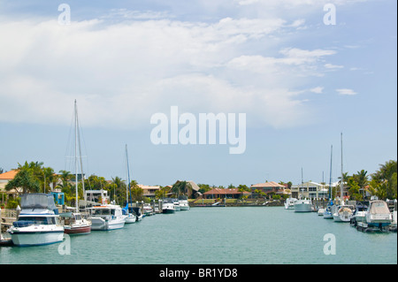 Australia, Stato del Queensland, Cleveland. Barche lungo il canale Bass in Raby Bay. Foto Stock