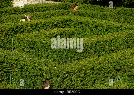 Francia - turisti che visitano il Monumento francese, lo 'Chateau de Breteuil', il labirinto dei giardini, il Millennium Labyrinth. verde Foto Stock