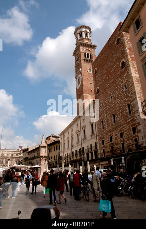 Torre dei Lamberti - Piazza delle Erbe, Verona, Italia Foto Stock