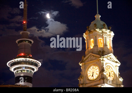 Auckland, Nuova Zelanda. Una serata nel centro cittadino di Auckland con il famoso punto di riferimento; la skytower, in background. Foto Stock