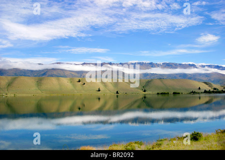 Cromwell, Lake Dunstan, Nuova Zelanda. Incredibile riflessioni sul lago artificiale Dunstan. Foto Stock