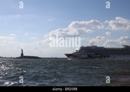 Nuovo York-September 4, 2010- Nowegian gioiello nave da crociera approching la Statua della Libertà sul fiume Hudson Foto Stock