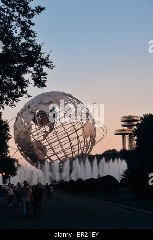 Globe e torri dalla fiera mondiale del 1964 Corona Park, Flushing Meadows Queens. La giornata della terra concetto. Foto Stock