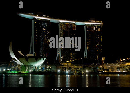 Il Marina Bay Sands, Singapore è di nuovo punto di riferimento e il complesso circostante di notte. Foto Stock