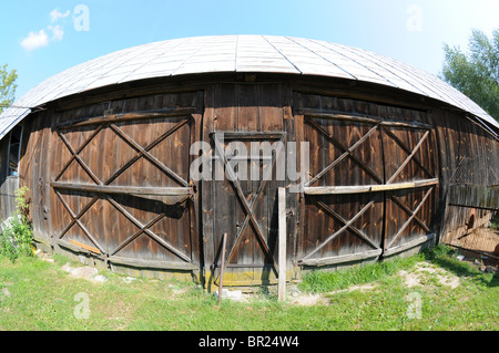 Il vecchio fienile in legno in Polonia Foto Stock