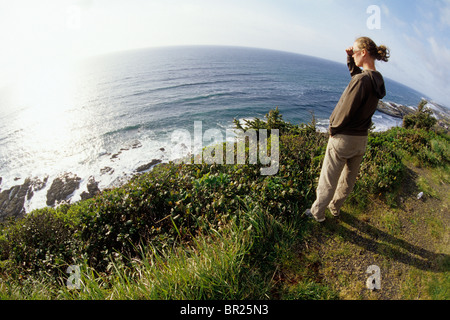 La donna si affaccia sull'oceano. Northern California Coast. In California, Stati Uniti d'America Foto Stock