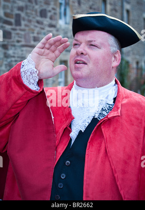 Town Crier in costume presso il New Lanark Fiera Vittoriano Foto Stock