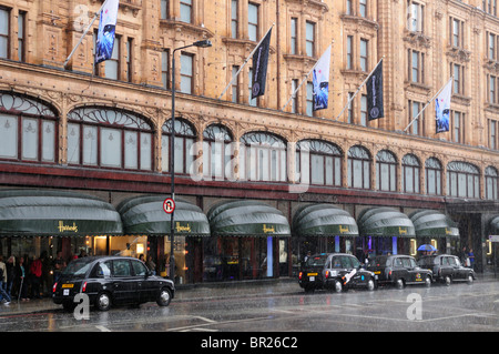 I grandi magazzini Harrods in un acquazzone, Brompton Road e Knightsbridge, Londra, Inghilterra, Regno Unito Foto Stock