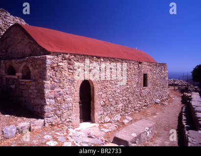 Fuori dalla Chiesa di Timia Zoni del XVII secolo, nel villaggio deserto di Mikro Horio, Tilos, Grecia Foto Stock
