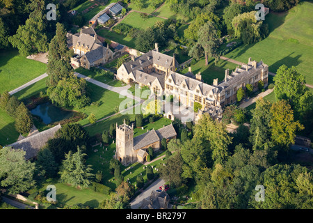 Una veduta aerea di Stanway House e Chiesa di St Peters nel villaggio Costwold di Stanway, Gloucestershire da sud ovest Foto Stock