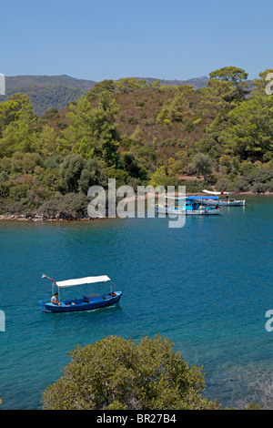 Barche escursioni fuori isola Yassica (isola piatta) vicino a Fethiye, nella costa occidentale della Turchia Foto Stock