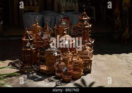 Un display di legno bird gabbie in un mercato di artigianato di Bali, Indonesia Foto Stock