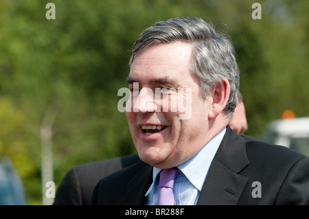 Un sorridente il Primo Ministro Gordon Brown che arrivano a un ufficiale di campagna elettorale visita a Telford, Regno Unito Foto Stock