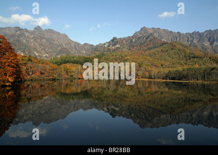 Kagami Ike (Mirror Lake), in autunno con Togakushi mountain in background. Foto Stock