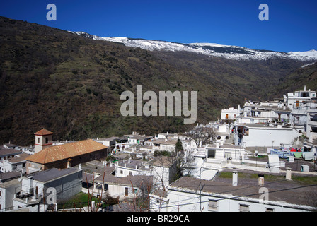 Vista del paese guardando in direzione delle montagne innevate, Pampaneira, Las Alpujarras, provincia di Granada, Andalusia, l'Europa. Foto Stock