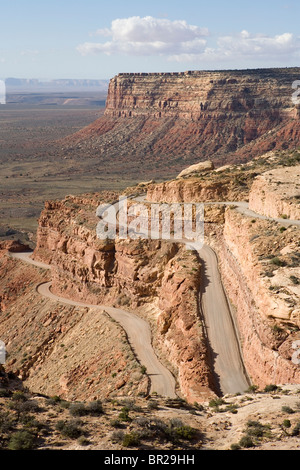 Una strada sterrata a.k.a. "Moki Dugway' venti fino a Cedar Mesa in Utah. Foto Stock