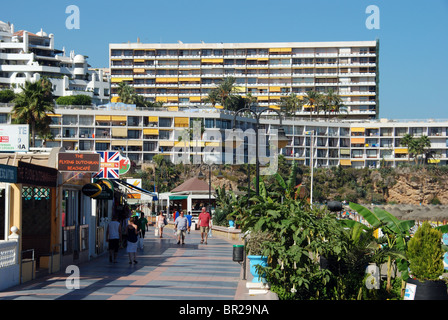 Vista lungo la promenade, Torremolinos, Costa del Sol, provincia di Malaga, Andalusia, Spagna, Europa occidentale. Foto Stock